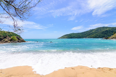 海滩上美丽的波浪，清澈的海水