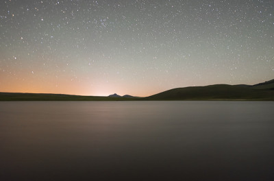 夜景，美丽的湖和山在夜晚。