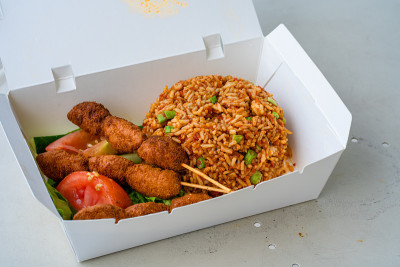 带着热饭的纸板箱。食品外卖