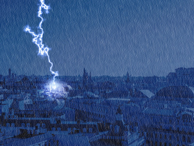 强烈的闪电击中城市，在雨中模糊了天空