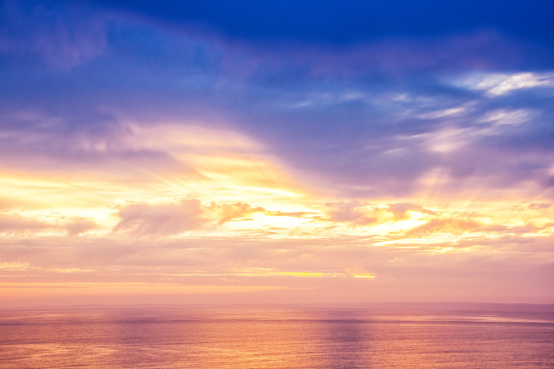 夕阳下的地平线与金色的倒影在海面上