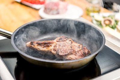 在餐厅厨房里炒开胃肉