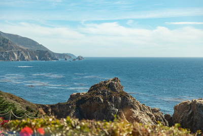 从美国看到的加州海岸线有岩石峭壁、湛蓝的海水、壮丽的天空和沙滩