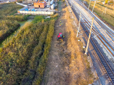 推土机清理铁路沿线的空地。用推土机耙芦苇