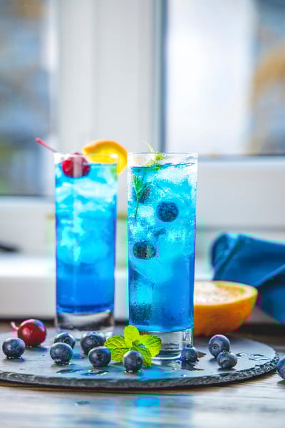 两杯蓝色金汤力鸡尾酒加冰混合酒精
