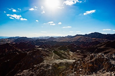从山上看埃拉特和红海的美景。