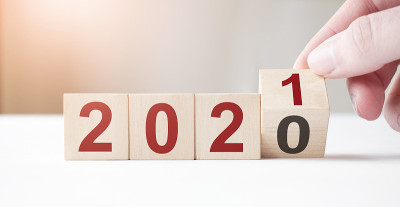 2020年到2021年，用手翻转木块。新年和假日概念。