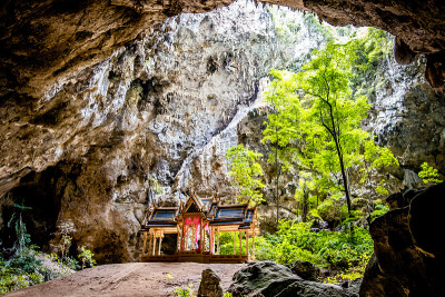泰国帕拉雅·那空洞，Khua Kharuehat亭庙，位于泰国巴育普·基里汗Khao Sam Roi