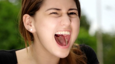 青少年女孩大喊大叫