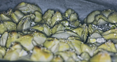 桌上有食物。