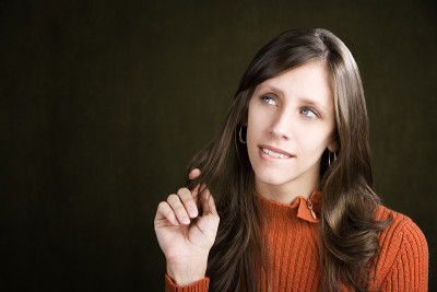 漂亮的年轻女人咬着她的嘴唇