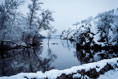 在冬天的雪中，在岩石之间的第聂伯河的风景，乌克兰萨波罗津