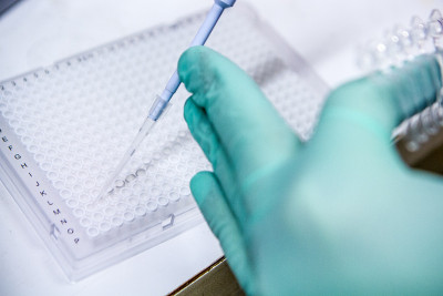 用移液管进行细胞科学研究