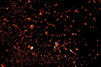 怡鹏节:怡鹏节(Loy Krathong)的浮灯笼，佛教浮灯笼在泰国清迈三塞区