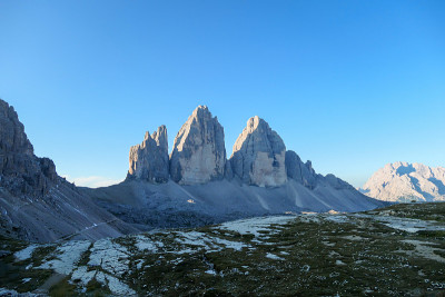 一个全景捕捉的Tre Cime di Lavaredo (Drei Zinnen)和周围的山脉在意大