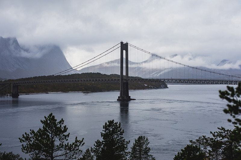 经典的挪威寒冷的埃夫约登峡湾全景，巴兰根市，Nordland县，经常区，挪威与峡湾大桥，斯托特登山，