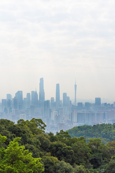 在白云山山顶拍摄广州市中心