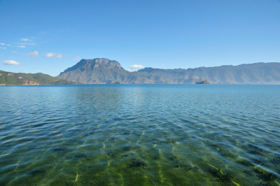泸沽湖与狮子山景观(中国云南)