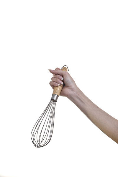 女人手持打蛋器打蛋