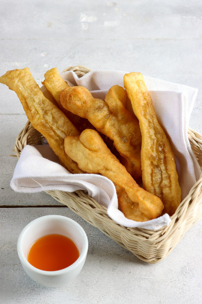 油条是一种可以自己做的长型油炸食品，可以作为鸡粥的佐料。