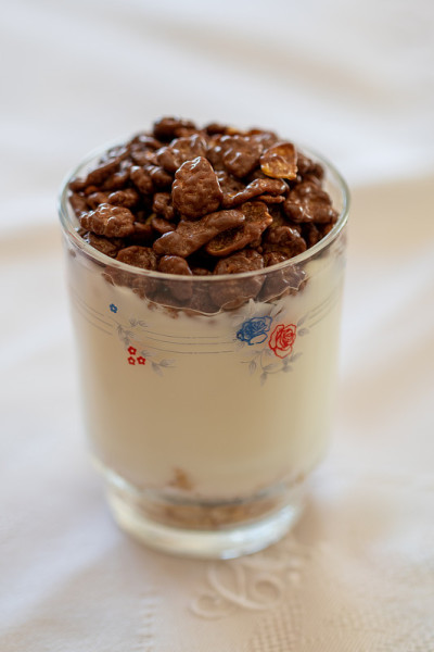 乳制品甜点，水果，麦片和巧克力放在玻璃杯里