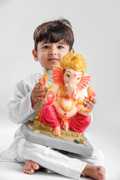 小印度男孩与主甘尼萨祈祷，印度甘尼萨节
