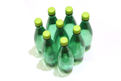 白色背景的塑料瓶里有水