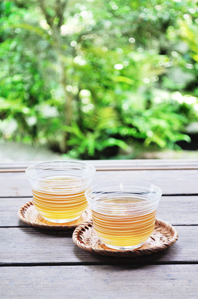 在日本阳台上品尝日本茶