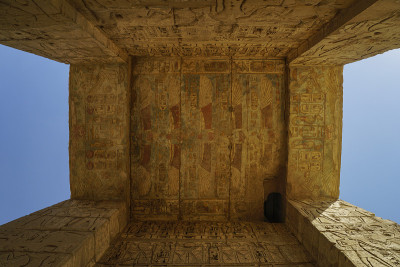 位于北非埃及卢克索国王谷的拉美西斯三世“Medinet Habu”的停尸寺