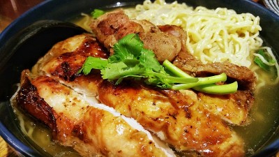 美味的炸鸡和热汤拉面