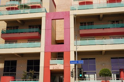 五颜六色的建筑在日落大道在洛杉矶