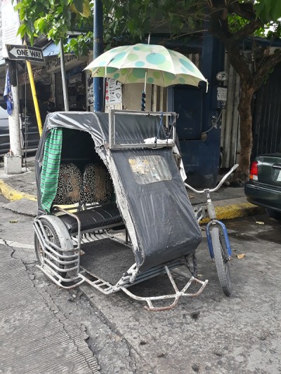 菲律宾三轮车停在街上