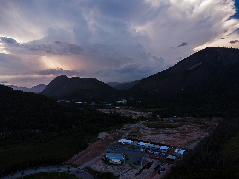 巴西里约热内卢的山丘在日落时形成了雨云。鸟瞰图。无人驾驶飞机带