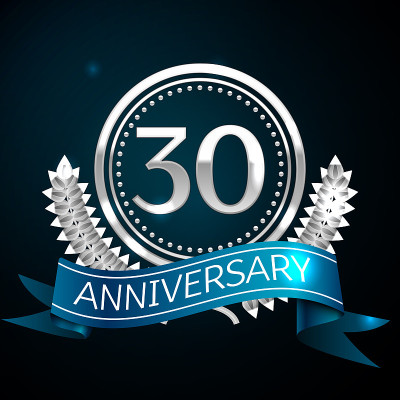 现实的30年30周年庆典设计与银戒指和月桂花环，蓝丝带在蓝色背景。彩色矢量模板元素为您的生日庆祝派对