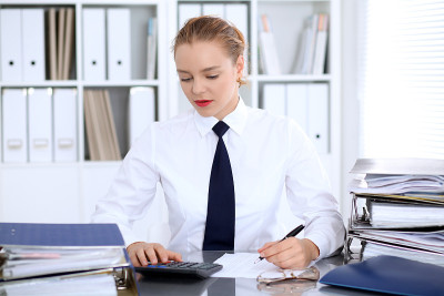 商业女性做报告，计算或检查余额。