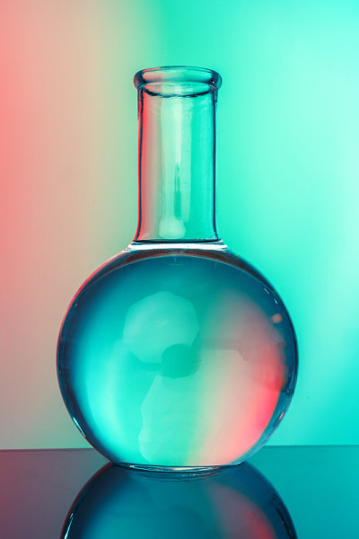 绿色背景上的实验室化学玻璃器皿