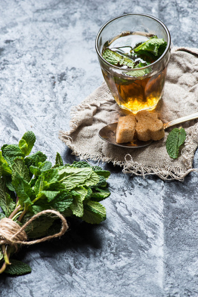 传统薄荷茶/调色照片