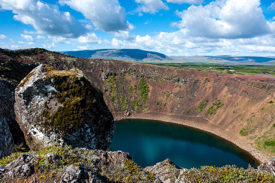 冰岛克里德火山口，里面有蓝色的湖