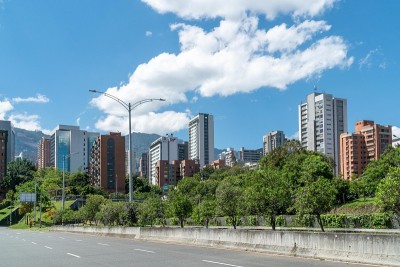 建筑和蓝天的全景景观。