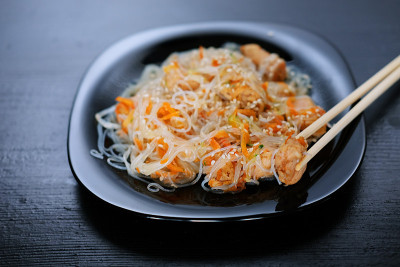 亚洲的传统食品。鸡肉炒米粉，蔬菜片撒芝麻。