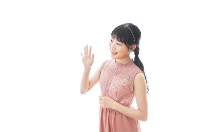 年轻女子要参加婚宴