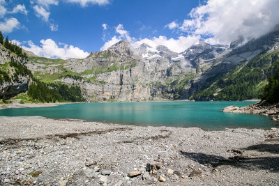 Oeschinensee的岩岸