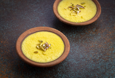 mango-flavored Phirni盛在瓦盘里