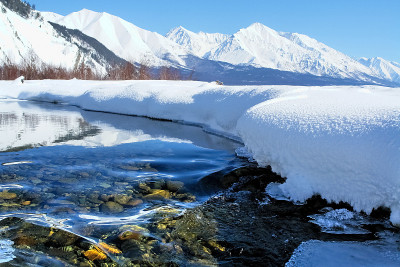 这条河有一段没有冰雪。贝加尔湖的本质。