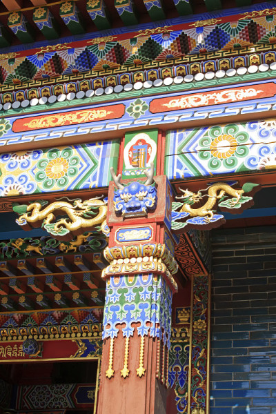 寺庙门框装饰彩绘图案，特写照片