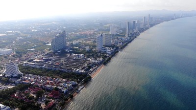 泰国芭堤雅春武里的海滩和大海，俯视图。