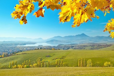 Haj - Nicovo，美丽的秋天景色俯瞰Liptovsky Mikulas部分，背景是Lipto