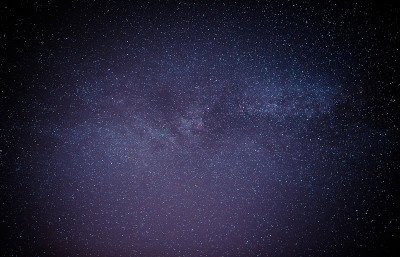 漆黑的夜空里繁星满天