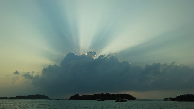 泰国苏梅岛，黎明时分从查翁海滩看到的黄昏光线。