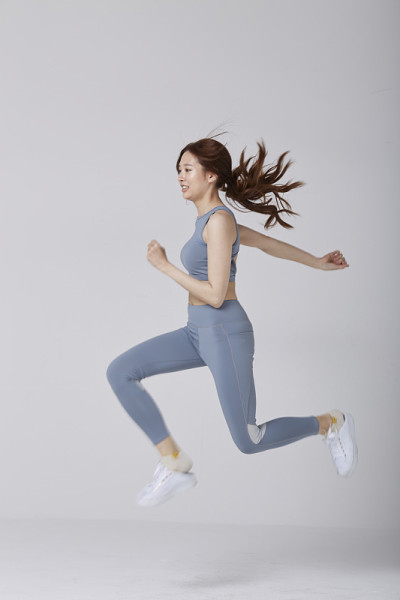 亚洲女孩在演播室穿运动服姿势跑步的选择性运动焦点